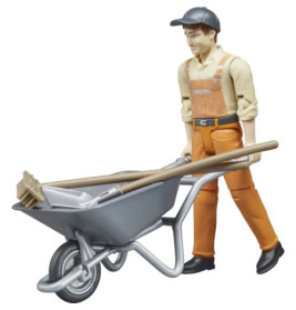 Spielzeugfigur eines Bauarbeiters in orangefarbener Kleidung schiebt eine Schubkarre mit Werkzeugen.