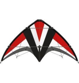 Ein rot-schwarz-weißer Lenkdrachen mit geometrischen Mustern vor weißem Hintergrund.