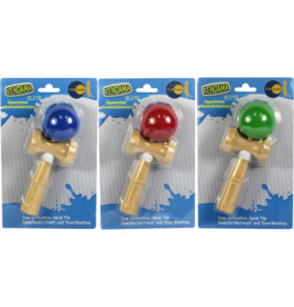 Drei verpackte Kendama-Spielzeuge mit blauen, roten und grünen Bällen stehen nebeneinander.