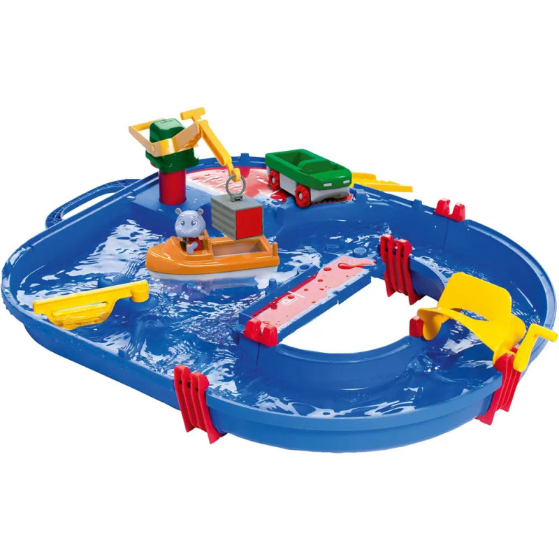 Blauer Plastikwasser-Spieltisch mit Spielzeugboot, Kran und Zubehör in einem kleinen Pool-Aufbau. Blauer Plastikwasser-Spieltisch mit Spielzeugboot, Kran und Zubehör in einem kleinen Pool-Aufbau.