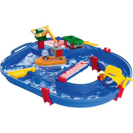 Blauer Plastikwasser-Spieltisch mit Spielzeugboot, Kran und Zubehör in einem kleinen Pool-Aufbau. Blauer Plastikwasser-Spieltisch mit Spielzeugboot, Kran und Zubehör in einem kleinen Pool-Aufbau.