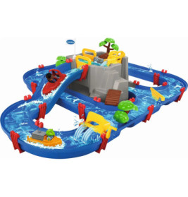 Blaues Wasser-Spielset aus Plastik mit Booten, Toren, Rampen und grauem Berg mit Bäumen und Brücken.