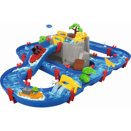 Blaues Wasser-Spielset aus Plastik mit Booten, Toren, Rampen und grauem Berg mit Bäumen und Brücken. Blaues Wasser-Spielset aus Plastik mit Booten, Toren, Rampen und grauem Berg mit Bäumen und Brücken.