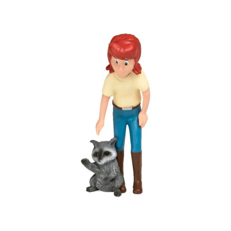 Spielfigur mit roten Haaren steht neben einer kleinen, grauen Waschbärenfigur vor weißem Hintergrund.
