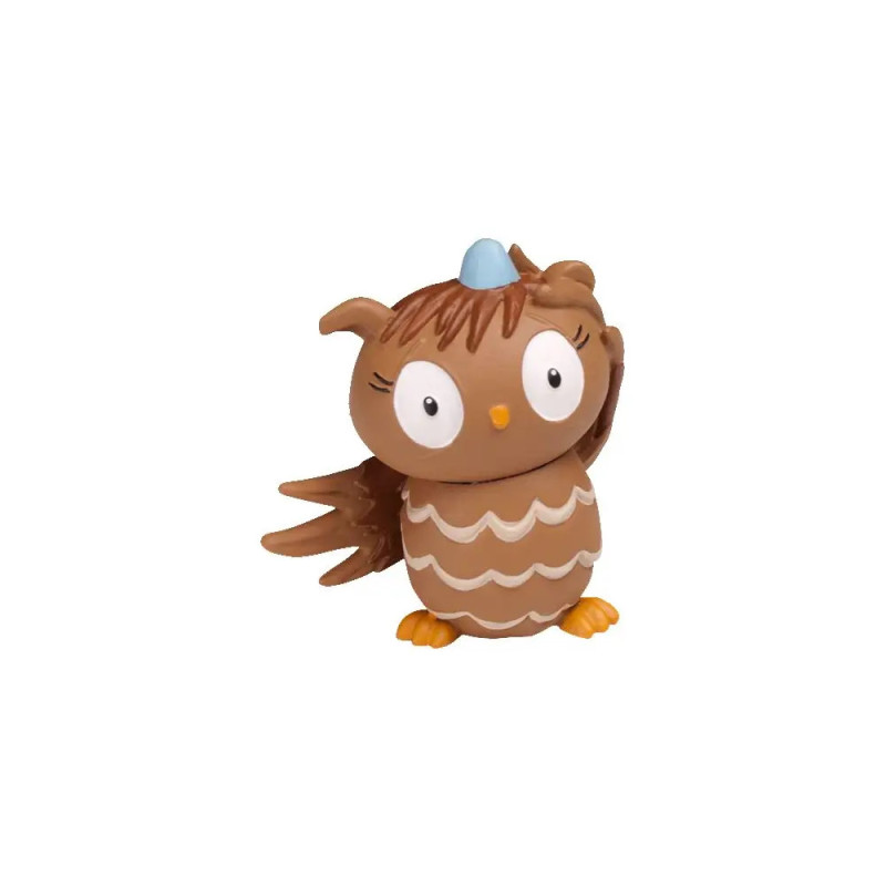 Braunes Eulen-Kuscheltier mit großen Augen, blauem Hut und erhobenem Flügel auf weißem Hintergrund. Braunes Eulen-Kuscheltier mit großen Augen, blauem Hut und erhobenem Flügel auf weißem Hintergrund.