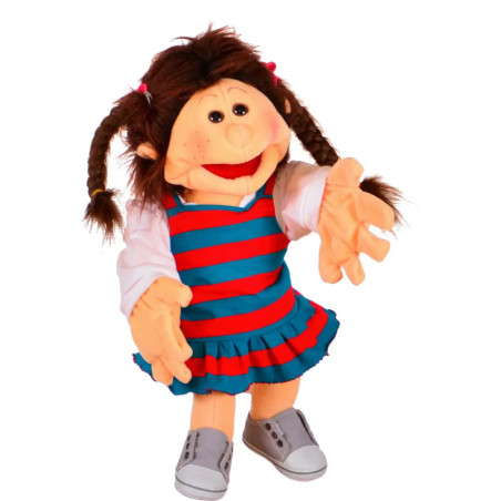 Puppe mit braunen Zöpfen, gestreiftem Kleid, weißem Shirt und grauen Schuhen lächelt und streckt die Arme aus.