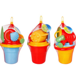 Drei bunte Sandspielzeug-Sets aus Kunststoff im Netzbeutel, jeweils mit Eimer, Schaufel und Sandformen.