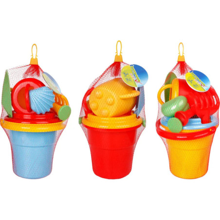 Drei bunte Sandspielzeug-Sets aus Kunststoff im Netzbeutel, jeweils mit Eimer, Schaufel und Sandformen.