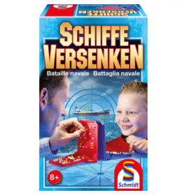 Mann und Kind spielen Schiffe Versenken, Spielschachtel mit Schmidt-Logo und Altersangabe ab 8 Jahren sichtbar.