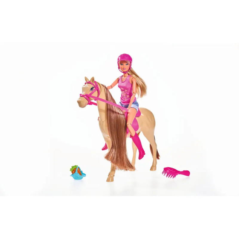 Puppe in pinker Reitkleidung auf hellbraunem Pferdespielzeug, daneben Bürste und Vogel auf dem Boden. Puppe in pinker Reitkleidung auf hellbraunem Pferdespielzeug, daneben Bürste und Vogel auf dem Boden.