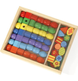 Holzbox mit bunten Perlen und Blöcken in verschiedenen Formen, ordentlich nach Farbe und Typ sortiert.