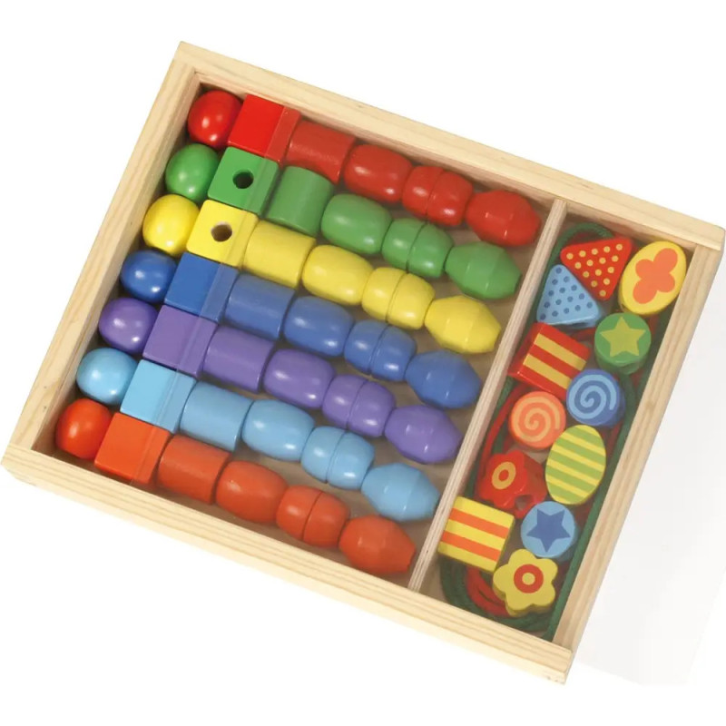 Holzbox mit bunten Perlen und Blöcken in verschiedenen Formen, ordentlich nach Farbe und Typ sortiert. Holzbox mit bunten Perlen und Blöcken in verschiedenen Formen, ordentlich nach Farbe und Typ sortiert.
