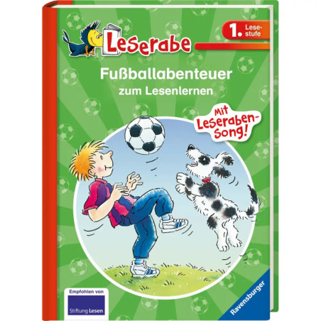 Cover: Ein Junge und ein Hund spielen Fußball, Titel: Fußballabenteuer zum Lesenlernen.