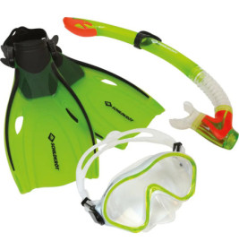 Grünes Schnorchelset mit Flossen, Schnorchel und Maske mit grünem Rand auf weißem Hintergrund.