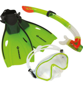 Grünes Schnorchelset mit Flossen, Schnorchel und Maske mit grünen Akzenten auf weißem Hintergrund arrangiert.