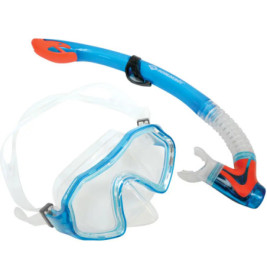 Blauer und orangefarbener Schnorchel mit transparenter Tauchmaske vor weißem Hintergrund.