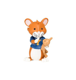 Cartoon-Maus im blauen Shirt hält ein Spielzeughäschen und macht mit einem Finger eine Schh-Geste.