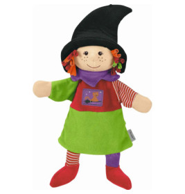 Weiche Stoffpuppe als Hexe mit schwarzem Hut, grünem Kleid, gestreiften Ärmeln und roten Schuhen.