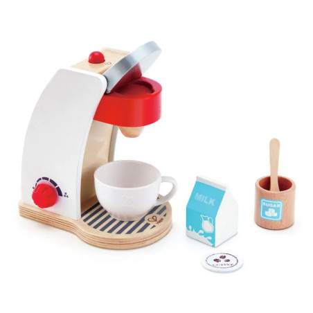 Spielzeug-Kaffeemaschine mit Tasse, Milchkarton, Zuckerbehälter samt Löffel und Kaffeepad auf weißem Hintergrund. Spielzeug-Kaffeemaschine mit Tasse, Milchkarton, Zuckerbehälter samt Löffel und Kaffeepad auf weißem Hintergrund.