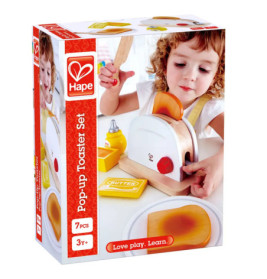 Kind spielt mit Hape Pop-up Toaster-Set, bestehend aus Toaster, Brotscheiben, Butter und Zubehör.