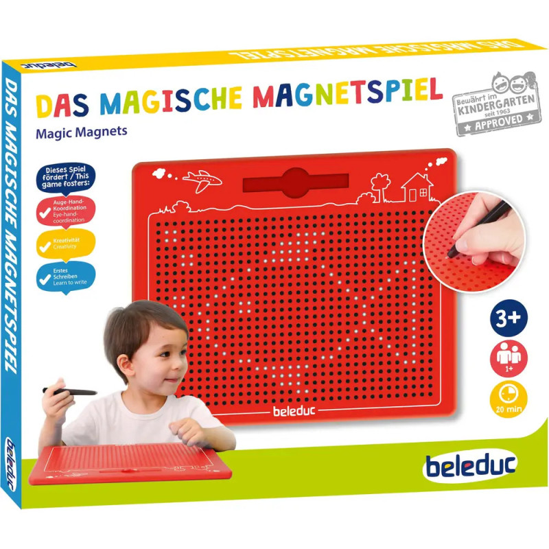 Ein Kind spielt mit rotem Magnetboard und Stift auf der Schachtel steht Das Magische Magnetspiel von Beleduc. Ein Kind spielt mit rotem Magnetboard und Stift auf der Schachtel steht Das Magische Magnetspiel von Beleduc.