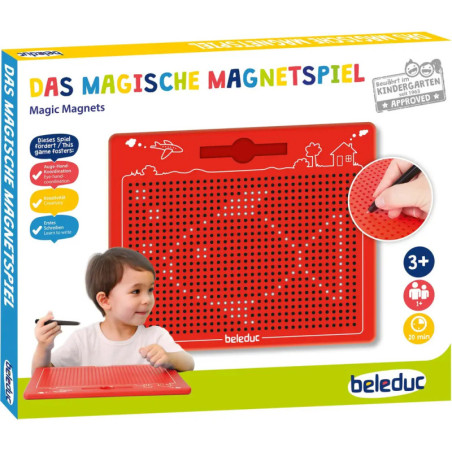 Ein Kind spielt mit rotem Magnetboard und Stift auf der Schachtel steht Das Magische Magnetspiel von Beleduc. Ein Kind spielt mit rotem Magnetboard und Stift auf der Schachtel steht Das Magische Magnetspiel von Beleduc.