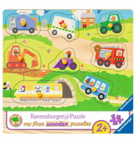 Buntes Holzpuzzle für Kleinkinder mit Cartoon-Fahrzeugen und Tieren vor grünem Landschaftshintergrund.
