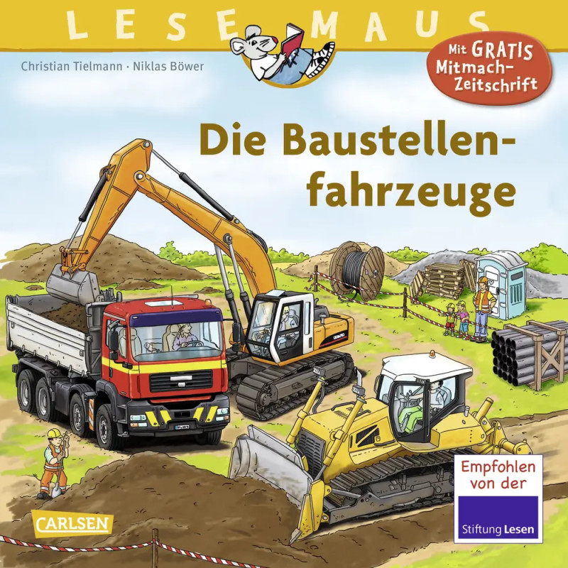 Drei Baustellenfahrzeuge arbeiten, Kinder und Erwachsene schauen ihnen auf der Baustelle zu.