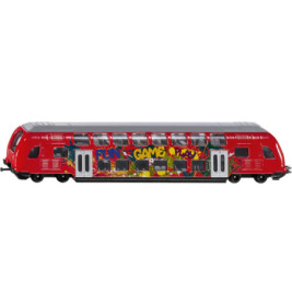 Roter Doppelstockzug mit bunter Graffiti-Kunst und den Wörtern GAME und PLAY an der Seite.