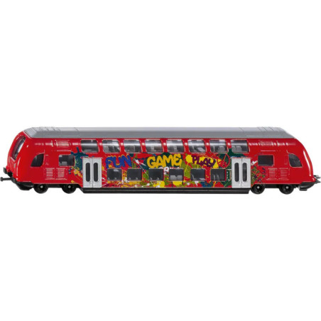 Roter Doppelstockzug mit bunter Graffiti-Kunst und den Wörtern GAME und PLAY an der Seite.