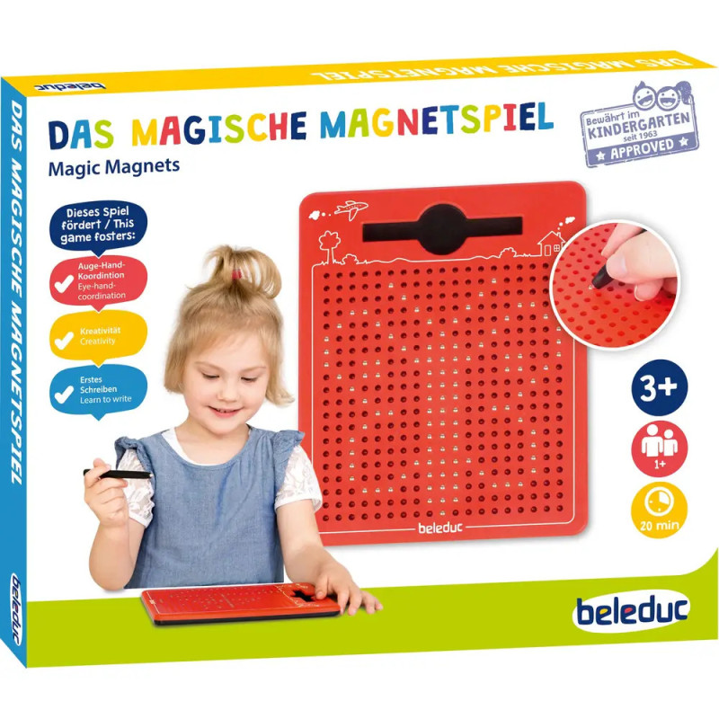 Ein Mädchen spielt auf der Verpackung von Das Magische Magnetspiel mit einer roten Magnet-Zeichenplatte. Ein Mädchen spielt auf der Verpackung von Das Magische Magnetspiel mit einer roten Magnet-Zeichenplatte.