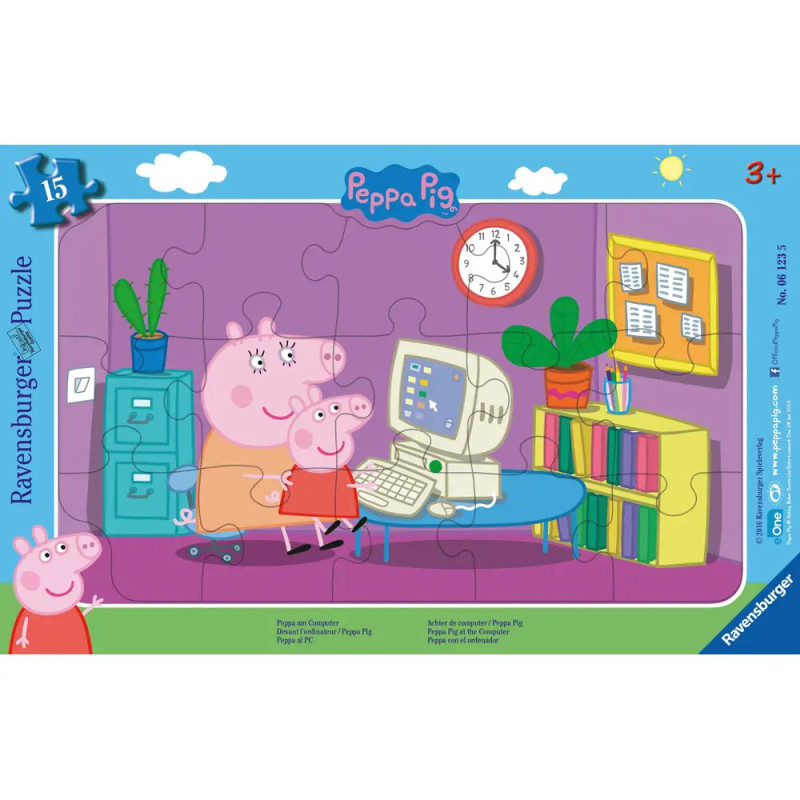 Peppa Pig und ihre Mutter sitzen an einem Schreibtisch mit Computer in einem bunten, cartoonhaften Büro.