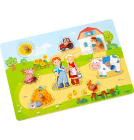 Buntes Holzpuzzle mit Tierszene auf dem Bauernhof: Tiere, Bauernpaar, Scheune, Traktor und Garten.