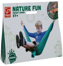 Ein Junge schaukelt in einer grünen Tasche Verpackung: Nature Fun Pocket Swing, 5+, aus Bambus.