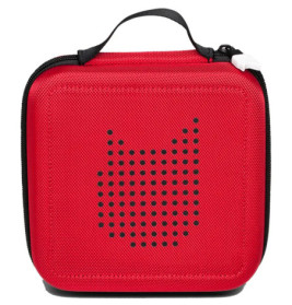 Roter, quadratischer Tragekoffer mit Griff und schwarzem, gepunktetem Katzenmotiv auf der Vorderseite.