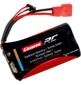 Rechteckiger Carrera RC-Akku mit roten und schwarzen Kabeln sowie Carrera-Logo auf dem Etikett.