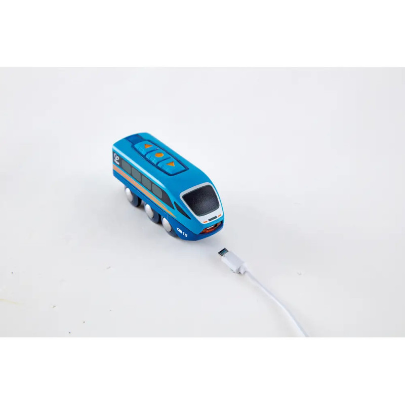 Blauer Spielzeugzug mit weißem USB-Ladekabel auf weißer Oberfläche.