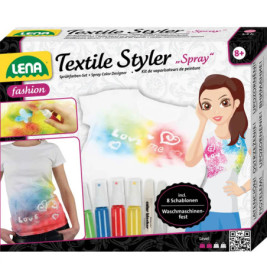 Lena Textile Styler Spray Set mit verziertem T-Shirt, Markern und gezeichneter Figur mit Sprühflasche auf der Box.