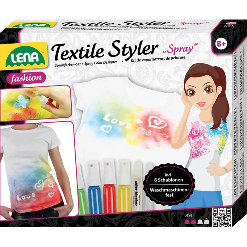 Lena Textile Styler Spray Set mit verziertem T-Shirt, Markern und gezeichneter Figur mit Sprühflasche auf der Box.