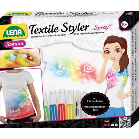 Lena Textile Styler Spray Set mit verziertem T-Shirt, Markern und gezeichneter Figur mit Sprühflasche auf der Box.