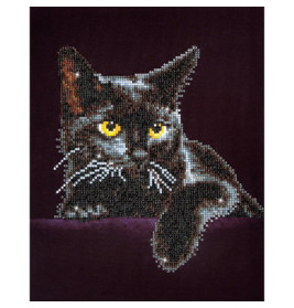 Perlenkunstwerk einer schwarzen Katze mit gelben Augen und weißen Schnurrhaaren vor dunkellila Hintergrund.