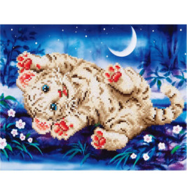 Perlenkunst: Verspieltes Kätzchen liegt auf dem Rücken unter einem Mondsichel, umgeben von Blumen und Blättern.