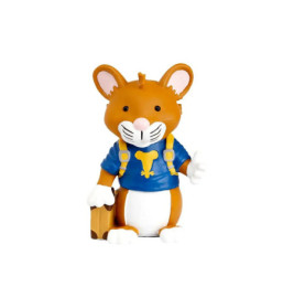 Spielzeugmaus mit blauem Hemd und gelben Hosenträgern hält einen Koffer und winkt.