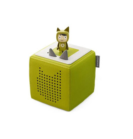 Grüne Toniebox mit einer kleinen, als Fuchs verkleideten Figur obenauf vor weißem Hintergrund.