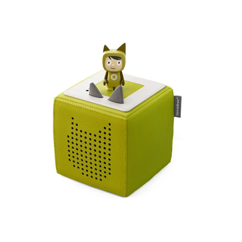 Grüne Toniebox mit einer kleinen, als Fuchs verkleideten Figur obenauf vor weißem Hintergrund. Grüne Toniebox mit einer kleinen, als Fuchs verkleideten Figur obenauf vor weißem Hintergrund.