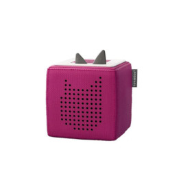 Eine pinke Toniebox mit katzenohrenförmigen Tasten oben und Lautsprechermuster an der Vorderseite.