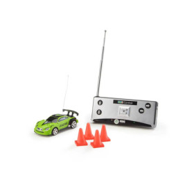 Grünes Spielzeugauto mit Fernbedienung und drei kleinen orangenen Hütchen auf weißem Hintergrund.