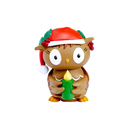 Cartoon-Eule mit Weihnachtsmütze hält grüne Kerze mit gelber Flamme vor weißem Hintergrund.