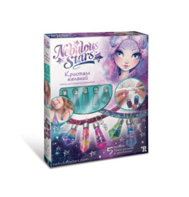 Nebulous Stars Crystal of Wishes Schmuckset mit bunten Fläschchen und fantasievoll illustrierter Mädchenfigur auf der Box.