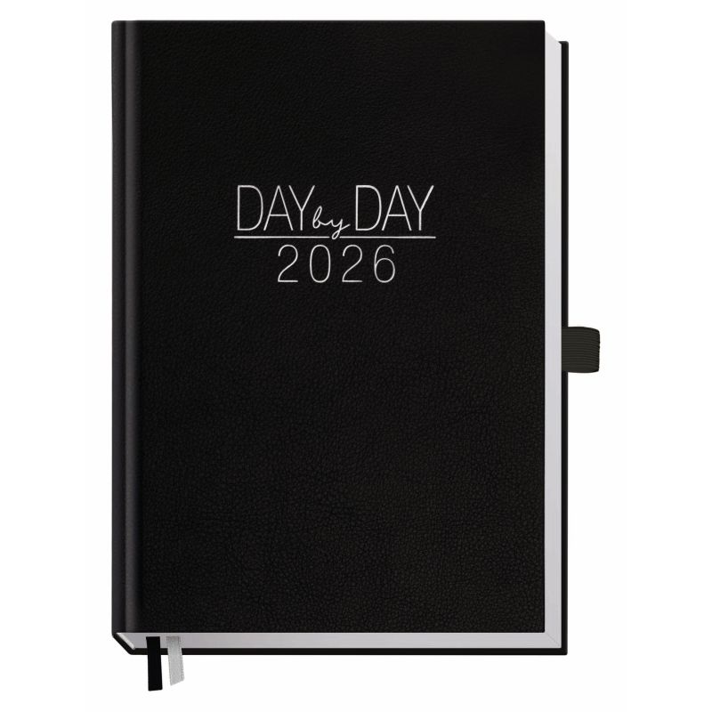 Schwarzer 2026-Planer mit Aufschrift Day by Day 2026 auf dem Cover und sichtbaren Lesebändchen unten.